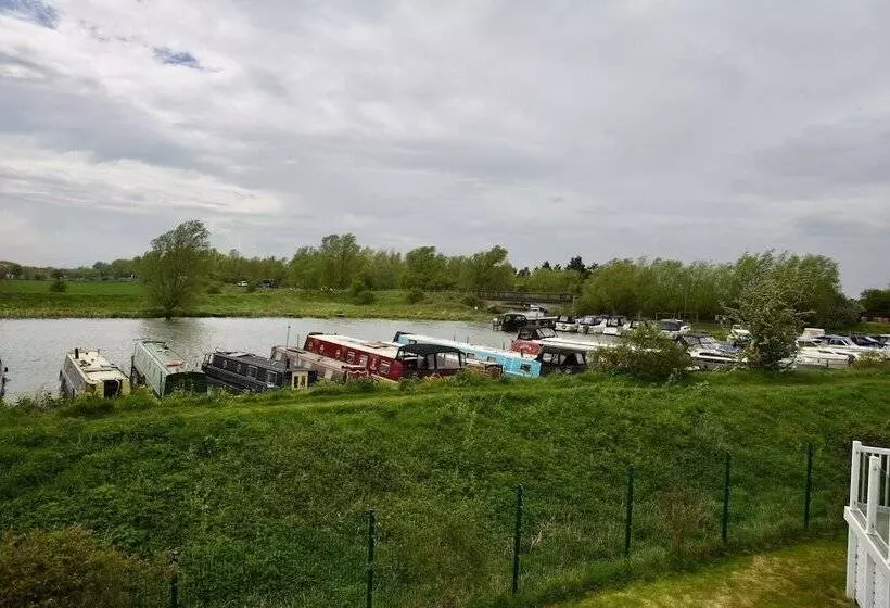 Beautiful 2 Bed Lodge With Hot Tub And Saunain Ely