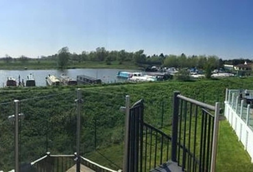 Beautiful 2 Bed Lodge With Hot Tub And Saunain Ely