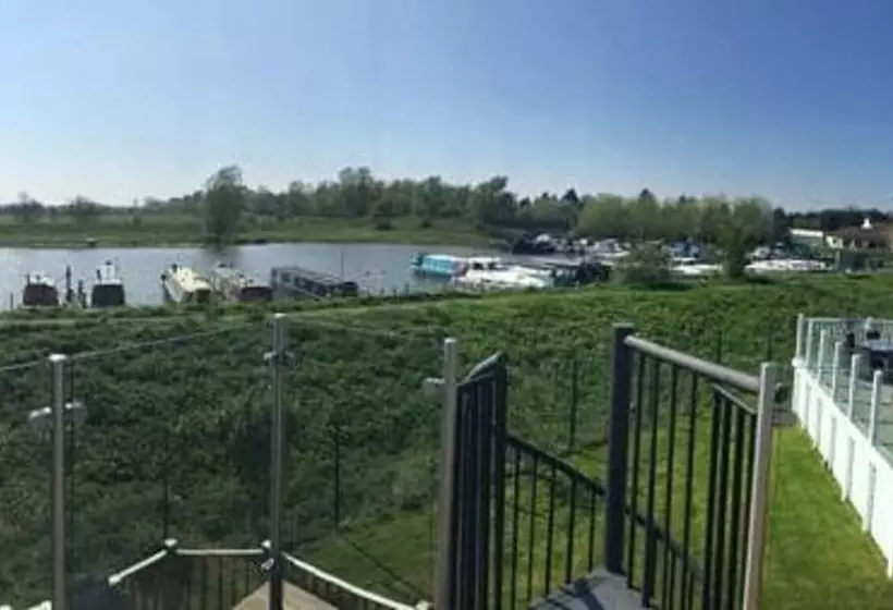 Beautiful 2 Bed Lodge With Hot Tub And Saunain Ely