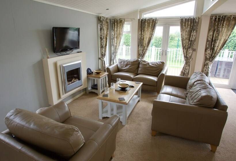 Beautiful 2 Bed Lodge With Hot Tub And Saunain Ely