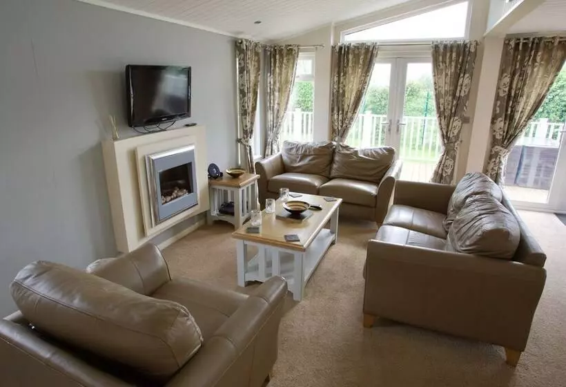 Beautiful 2 Bed Lodge With Hot Tub And Saunain Ely