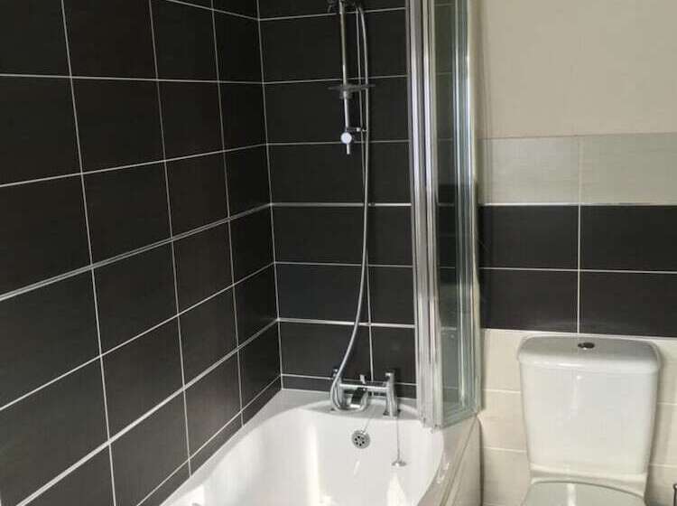 Beautiful 2 Bed Lodge With Hot Tub And Saunain Ely