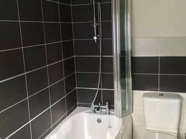 Beautiful 2 Bed Lodge With Hot Tub And Saunain Ely