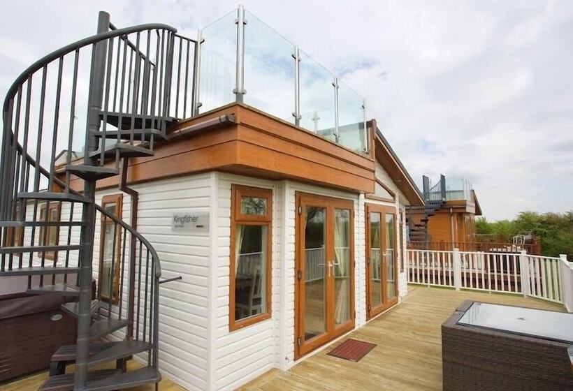 Beautiful 2 Bed Lodge With Hot Tub And Saunain Ely