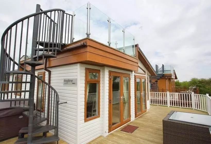 Beautiful 2 Bed Lodge With Hot Tub And Saunain Ely