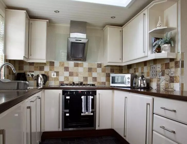 Beautiful 2 Bed Lodge With Hot Tub And Saunain Ely