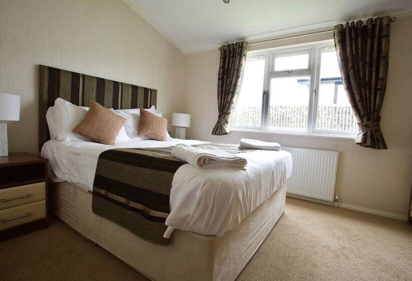 Beautiful 2 Bed Lodge With Hot Tub And Saunain Ely