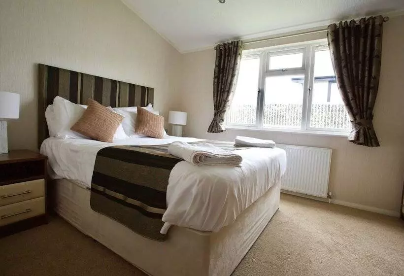 Beautiful 2 Bed Lodge With Hot Tub And Saunain Ely