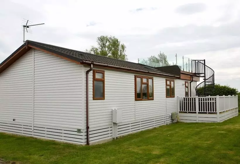 Beautiful 2 Bed Lodge With Hot Tub And Saunain Ely