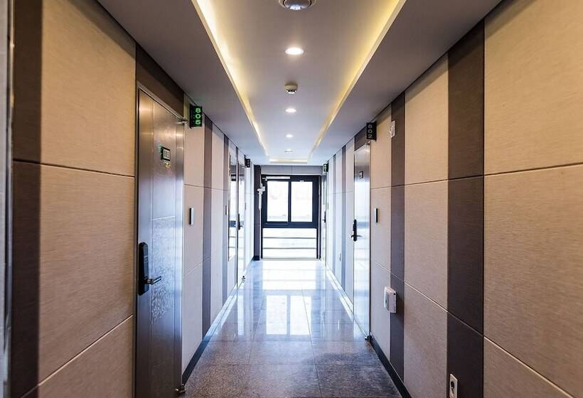 فندق على الطريق Jeju City Hall