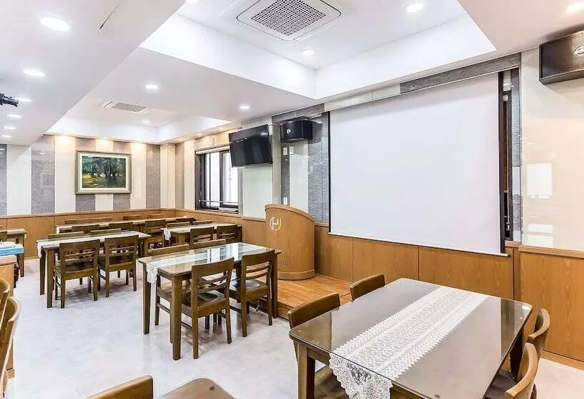 Motelli Jeju City Hall