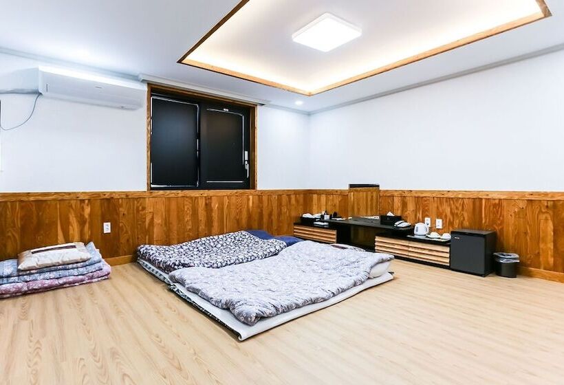 فندق على الطريق Jeju City Hall