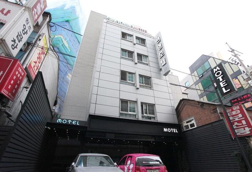 모텔 Yeongdeungpo Sinyeong