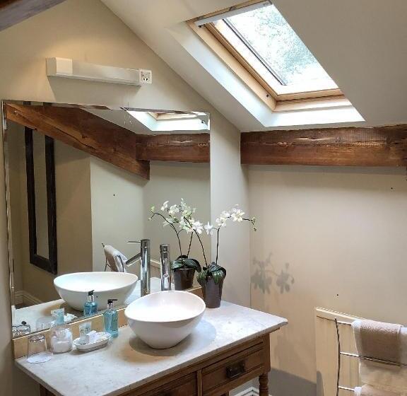 تختخواب و صبحانه Alexandra Court