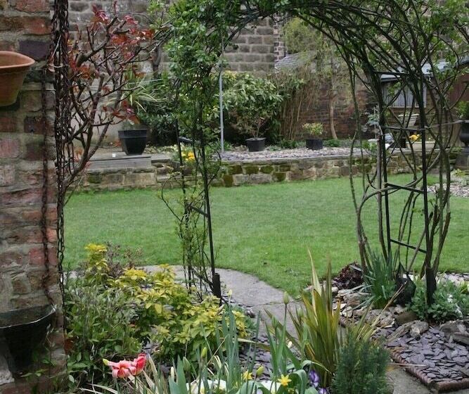 تختخواب و صبحانه Alexandra Court