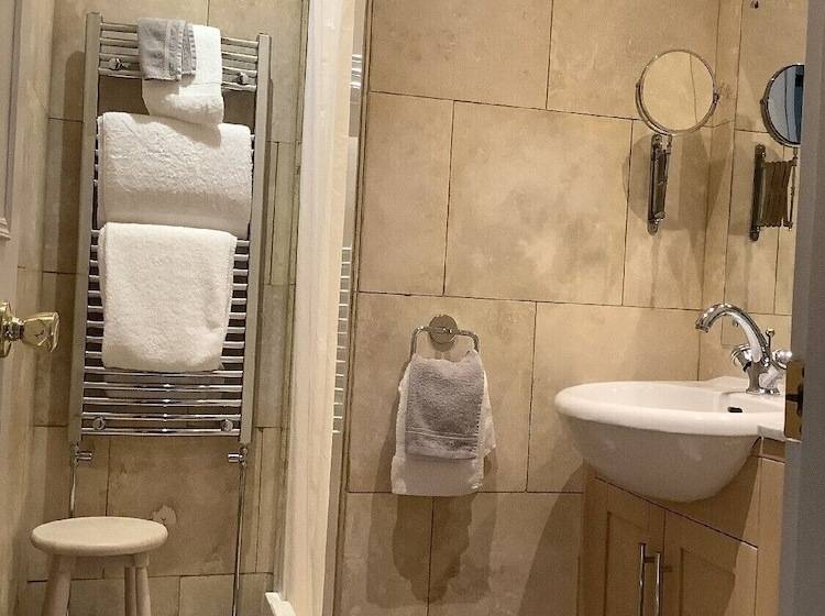 تختخواب و صبحانه Alexandra Court