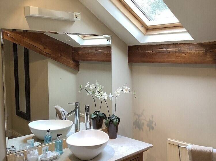 تختخواب و صبحانه Alexandra Court