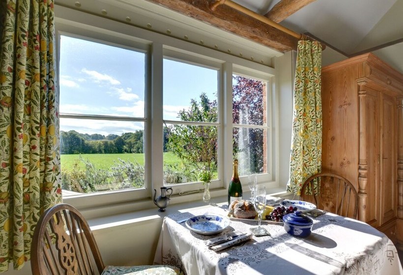 Charming, Spacious Cottage With Authentic Details And Situated In The Calm Kent