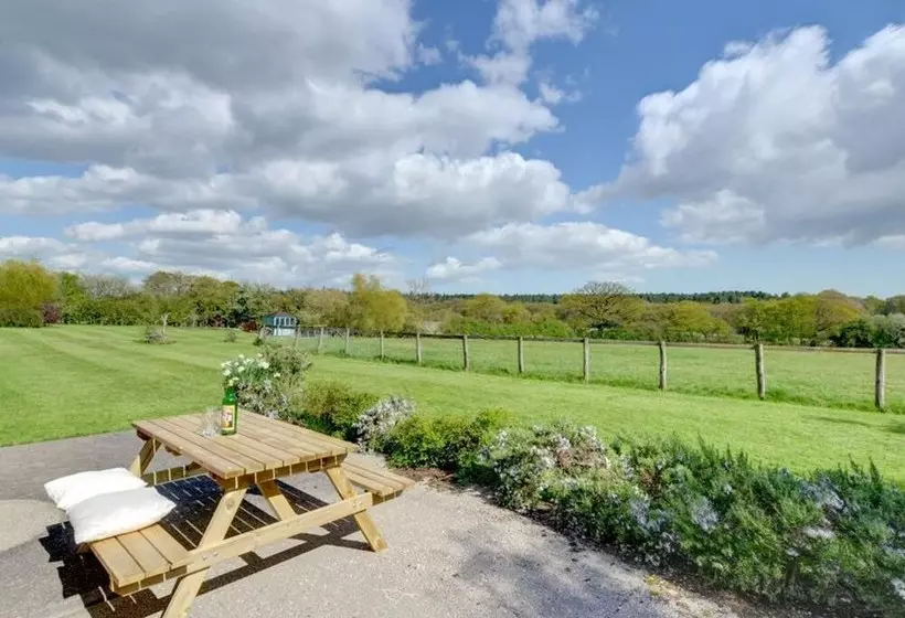 Charming, Spacious Cottage With Authentic Details And Situated In The Calm Kent