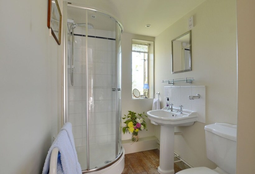 Charming, Spacious Cottage With Authentic Details And Situated In The Calm Kent