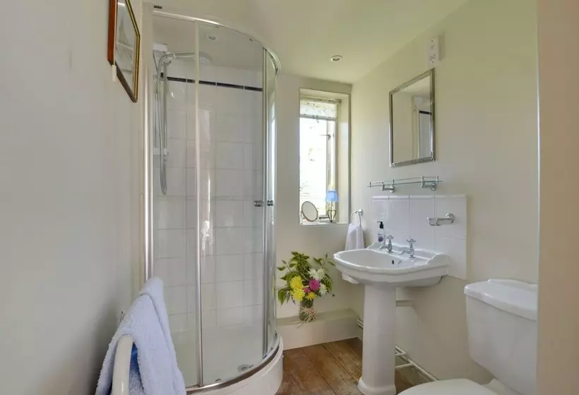 Charming, Spacious Cottage With Authentic Details And Situated In The Calm Kent