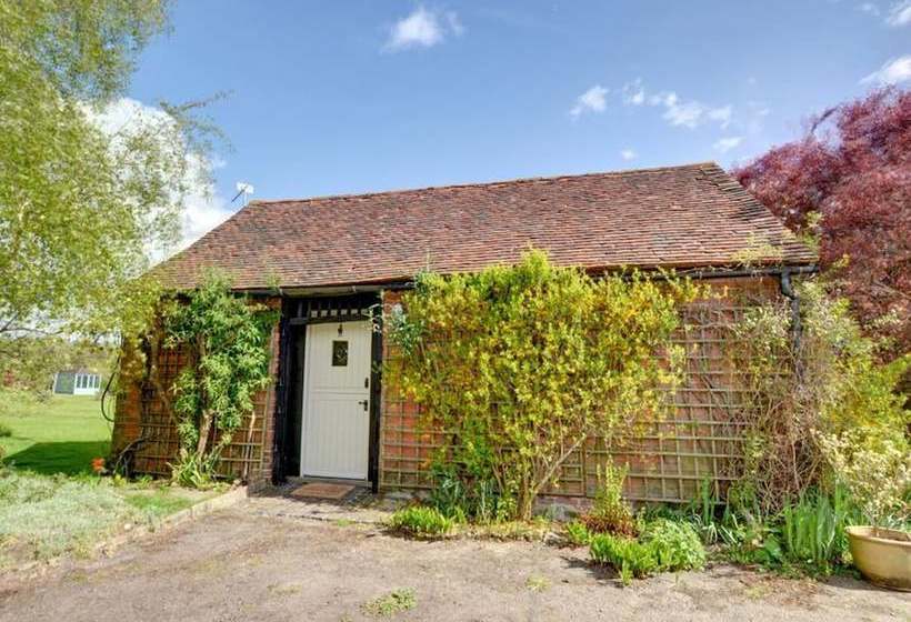 Charming, Spacious Cottage With Authentic Details And Situated In The Calm Kent