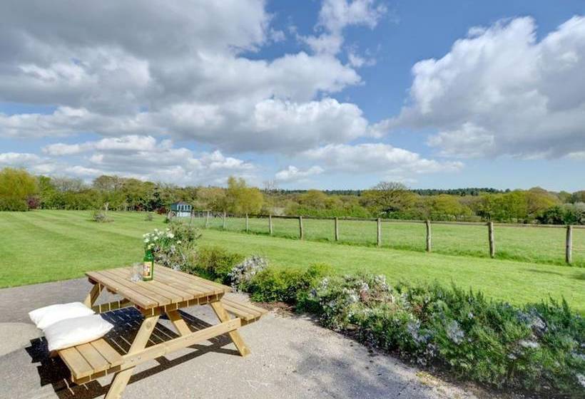 Charming, Spacious Cottage With Authentic Details And Situated In The Calm Kent