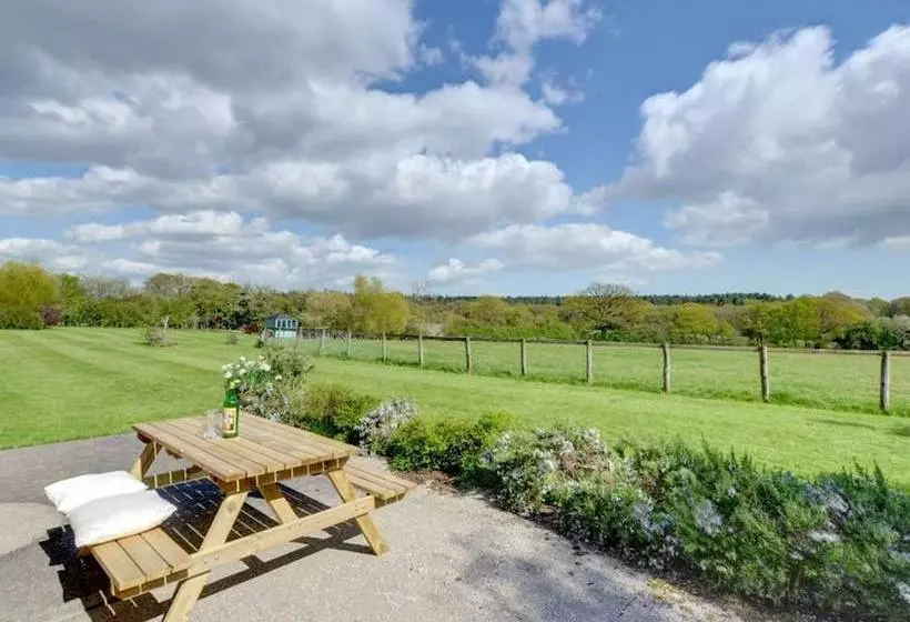 Charming, Spacious Cottage With Authentic Details And Situated In The Calm Kent