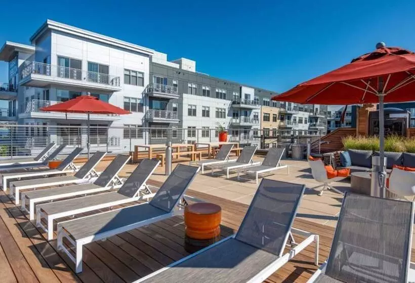 ホテル Global Luxury Suites East Boston