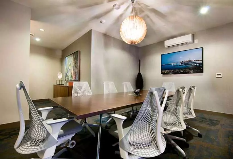 ホテル Global Luxury Suites East Boston