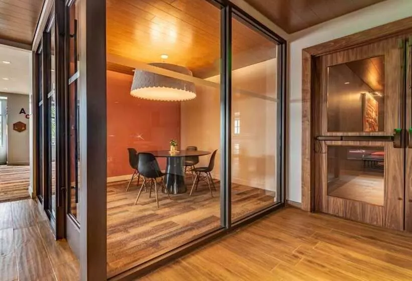 ホテル Global Luxury Suites East Boston