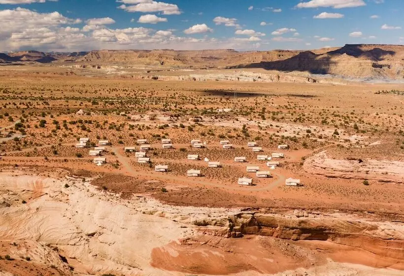 Hotelli Under Canvas Lake Powellgrand Staircase