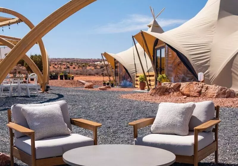 Hotelli Under Canvas Lake Powellgrand Staircase