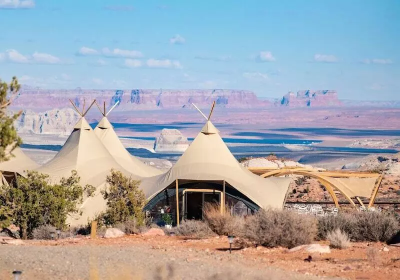 Hotelli Under Canvas Lake Powellgrand Staircase