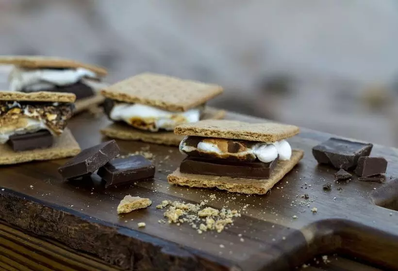 Hotelli Under Canvas Lake Powellgrand Staircase