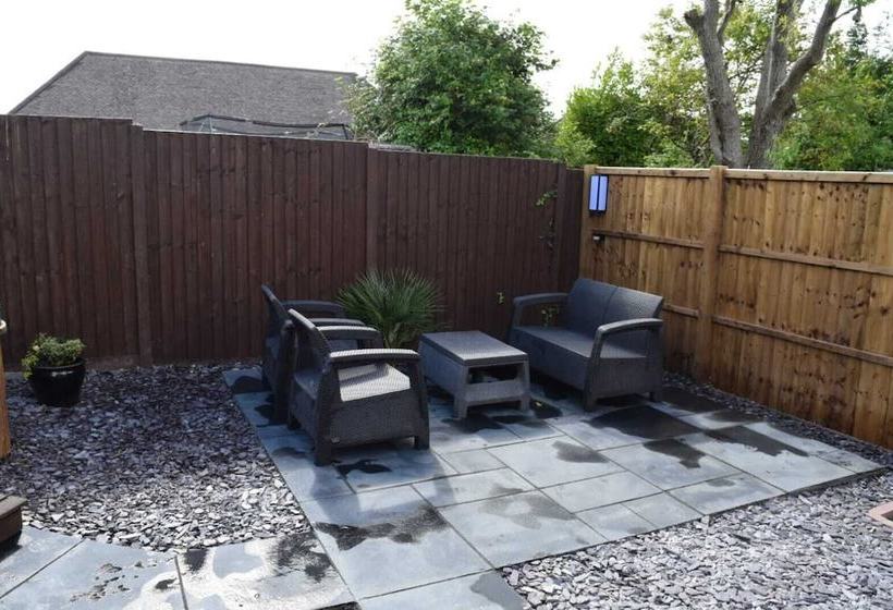 Impeccable1 Double Bed Cabin In Poole With Hot Tub