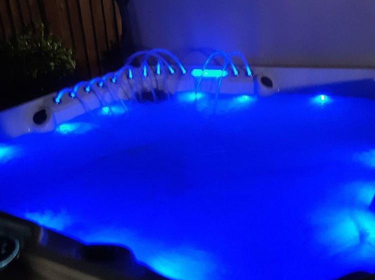 Impeccable1 Double Bed Cabin In Poole With Hot Tub