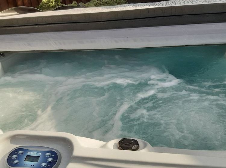 Impeccable1 Double Bed Cabin In Poole With Hot Tub