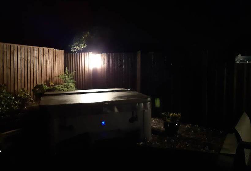 Impeccable1 Double Bed Cabin In Poole With Hot Tub