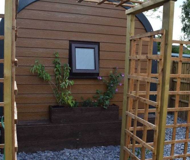 Impeccable1 Double Bed Cabin In Poole With Hot Tub