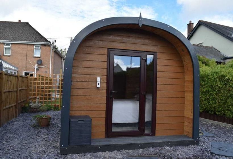 Impeccable1 Double Bed Cabin In Poole With Hot Tub