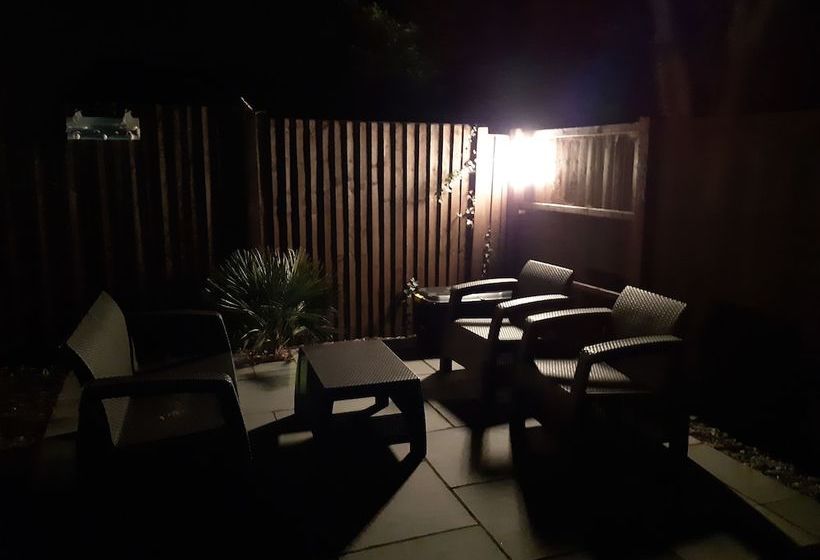 Impeccable1 Double Bed Cabin In Poole With Hot Tub