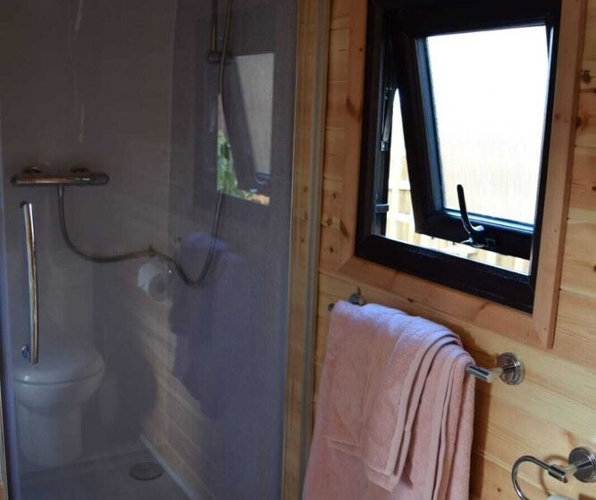 Impeccable1 Double Bed Cabin In Poole With Hot Tub