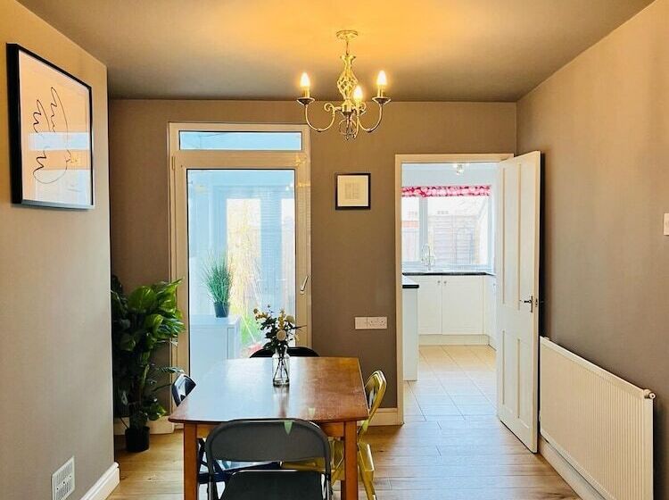 Lunas Cottage   Grove Road Cottages