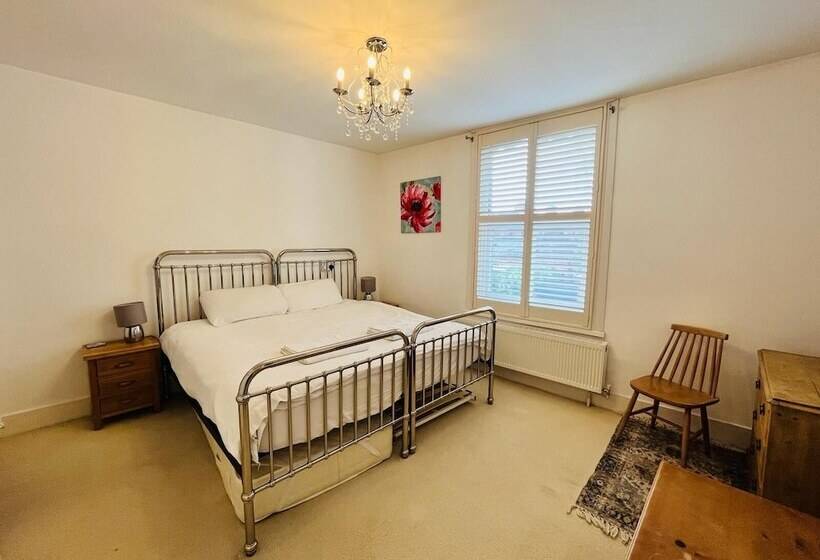 Lunas Cottage   Grove Road Cottages