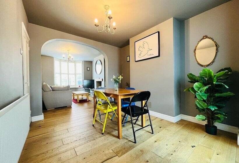 Lunas Cottage   Grove Road Cottages