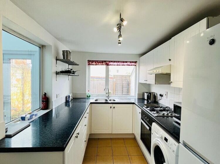 Lunas Cottage   Grove Road Cottages