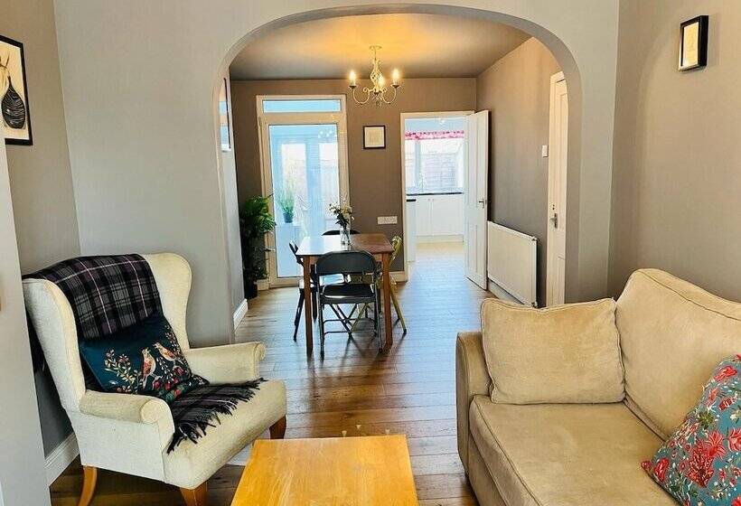 Lunas Cottage   Grove Road Cottages