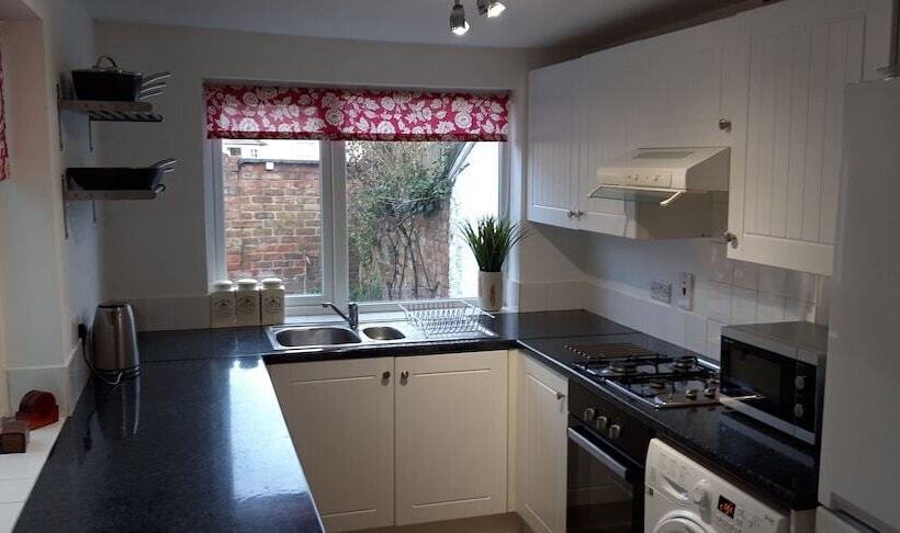 Lunas Cottage   Grove Road Cottages