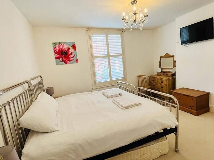 Lunas Cottage   Grove Road Cottages